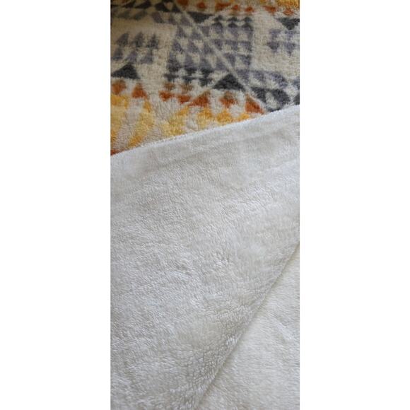 Pendleton Arrow Point  Comforter Blanket Geometric Tribal Pattern  100 x 94 - Picture 3 of 3